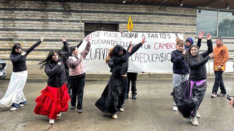 Liceos de Castro se manifestaron por falencias en infraestructura y gestión Liceos de Castro se manifestaron por falencias en infraestructura y gestión