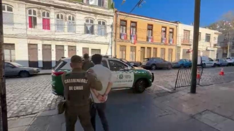 Robo a local de mascotas termina con tres detenidos y carabinero herido en Valparaíso Robo a local de mascotas termina con tres detenidos y carabinero herido en Valparaíso
