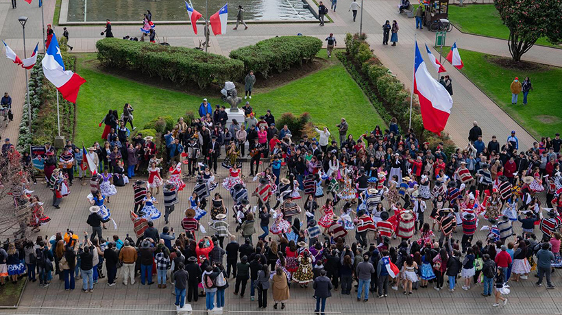 Estudiantes participaron en tradicional esquinazo de Fiestas Patrias en Osorno
