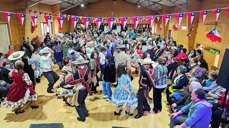 Adultos mayores de Valdivia celebraron Fiestas Patrias con gran “anticuchada”*