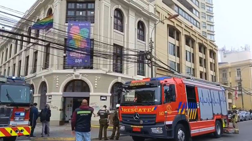 [VIDEO] Incendio en edificio obligó a evacuar a 70 personas en Valparaíso: dos con lesiones
