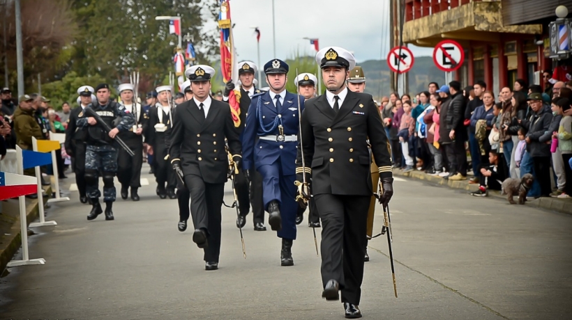 Maullín vibró con desfile de la Armada, FACh y Carabineros