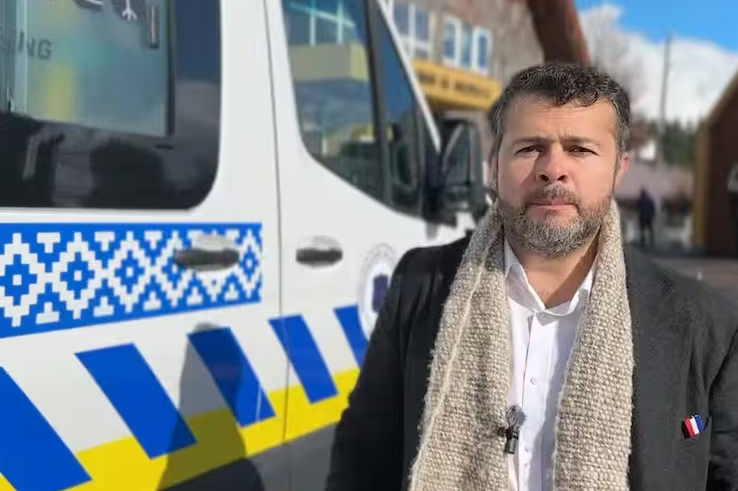 Dictan prisión preventiva para funcionario municipal que mordió en la oreja al alcalde de Melipeuco Dictan prisión preventiva para funcionario municipal que mordió en la oreja al alcalde de Melipeuco