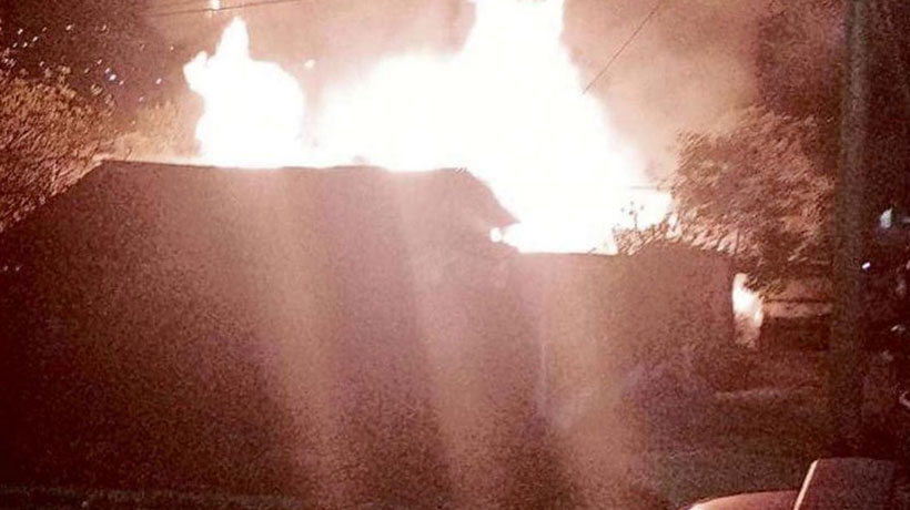 Voraz incendio arrasó con fábrica de muebles y amenazó a varias viviendas en Cartagena