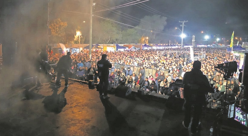 Amar Azul convocó a más de 30 mil personas en la Pampilla Tierra Amarilla 2025