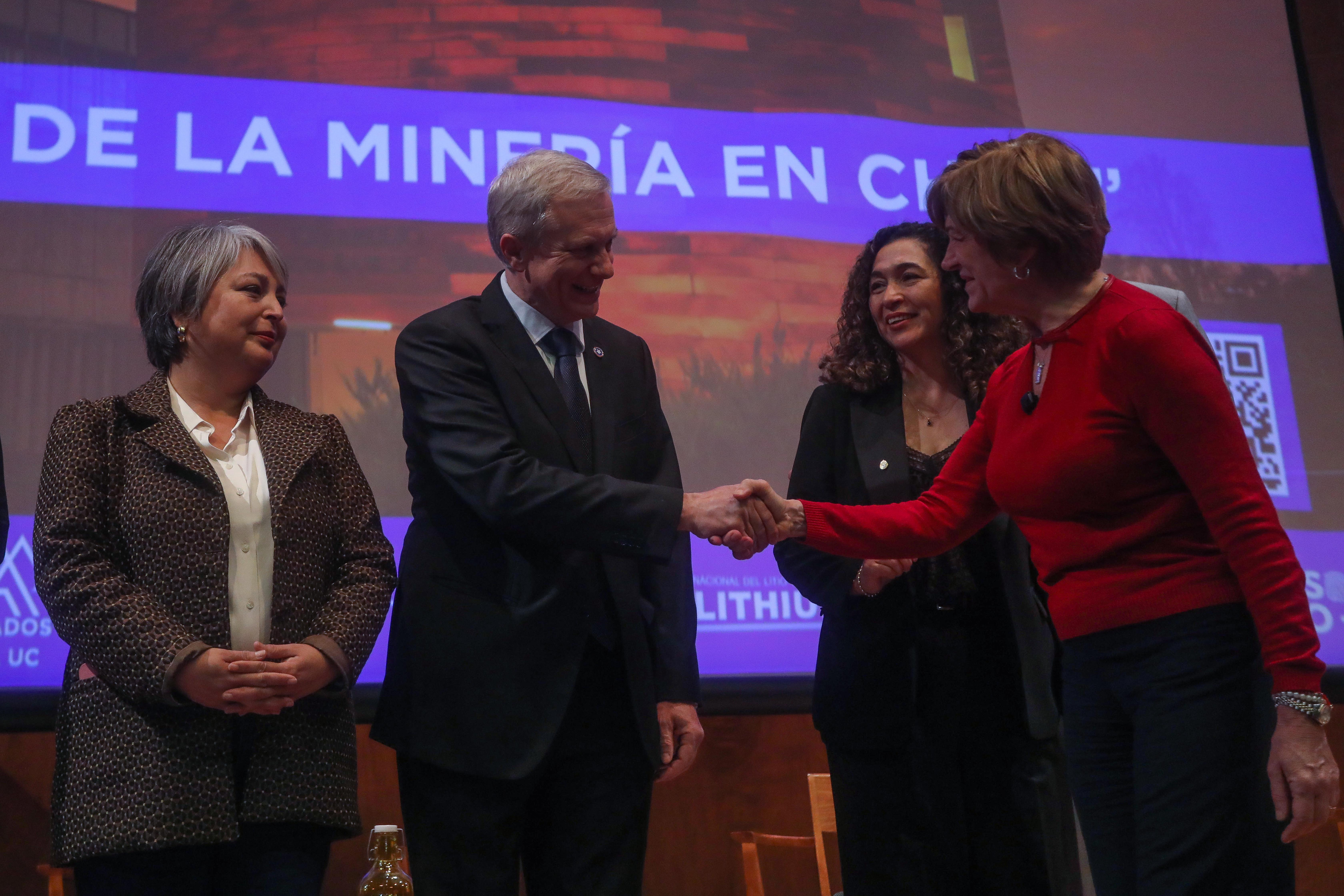 Encuesta Panel Ciudadano UDD: Jara y Kast bajan levemente las preferencias pero mantienen los primeros lugares Encuesta Panel Ciudadano UDD: Jara y Kast bajan levemente las preferencias pero mantienen los primeros lugares