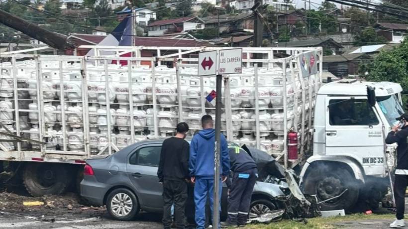 Camión con cilindros de gas chocó a otro vehículo y derribó poste eléctrico en Quilpué Camión con cilindros de gas chocó a otro vehículo y derribó poste eléctrico en Quilpué