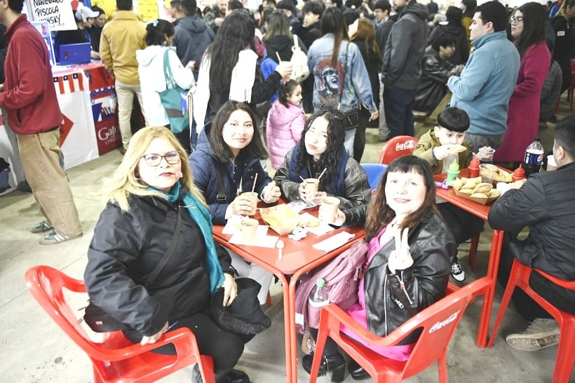 La lluvia no ha sido obstáculo para que Los Ríos celebre el aniversario patrio La lluvia no ha sido obstáculo para que Los Ríos celebre el aniversario patrio