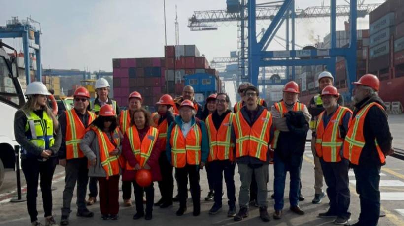 Vecinos de Valparaíso recorrieron el puerto: conocieron nuevo plan de ampliación Vecinos de Valparaíso recorrieron el puerto: conocieron nuevo plan de ampliación