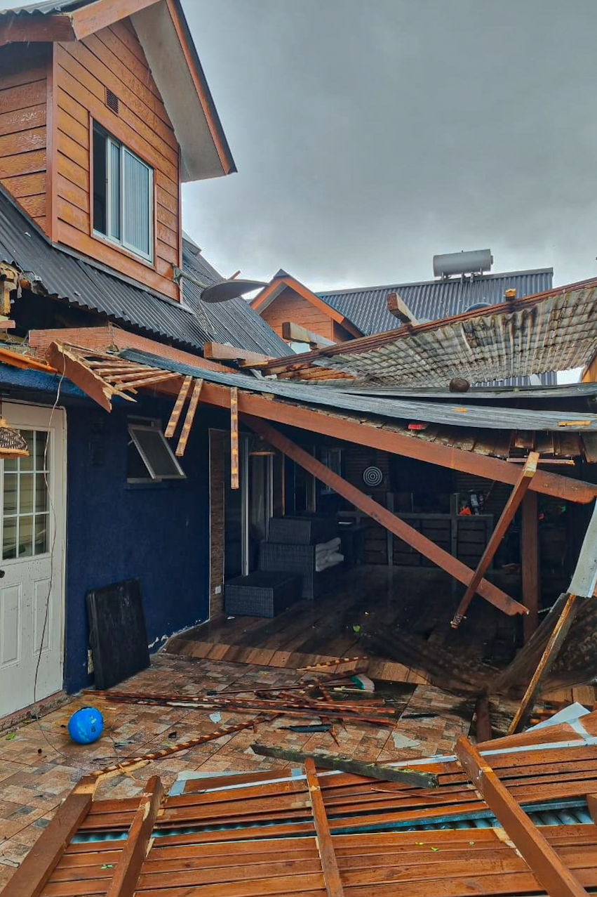 Tornado afectó a cerca de 150 viviendas en Linares: Reportan caídas de árboles y postes de luz Tornado afectó a cerca de 150 viviendas en Linares: Reportan caídas de árboles y postes de luz