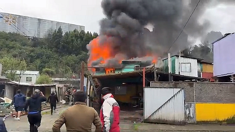 Nuevo incendio en población O'Higgins de Puerto Montt destruyó una casa