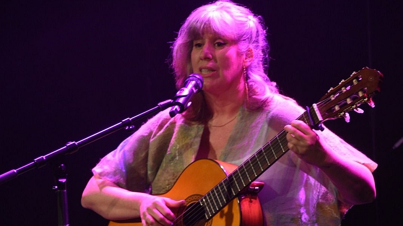 Caro Guttmann de Chiloé gana premio Margot Loyola