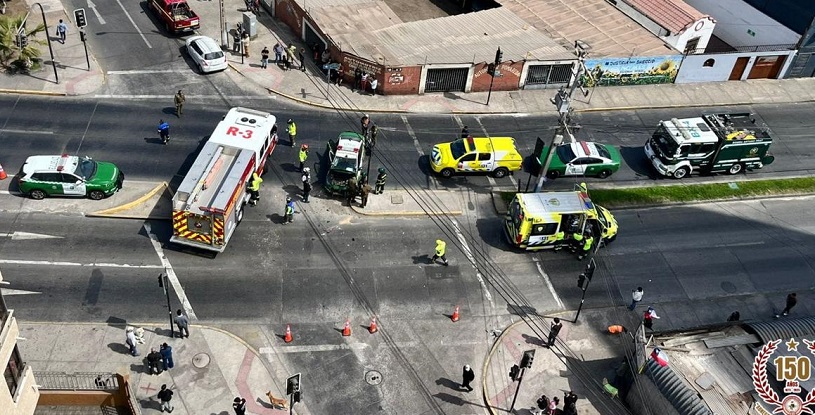 Dos carabineros lesionados en choque de patrulla con camioneta en avenida Argentina de Antofagasta Dos carabineros lesionados en choque de patrulla con camioneta en avenida Argentina de Antofagasta