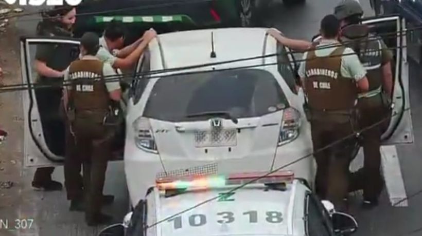 [VIDEO] Detienen a hombre que portaba arma y municiones al interior de vehículo en Iquique