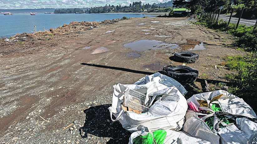 Vertido ilegal de desechos y cemento está haciendo desaparecer playa en Puerto Montt