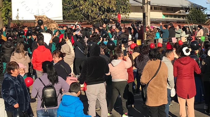 Apoderados protestan en las afueras del The Mission College en Osorno por denuncia de abuso sexual