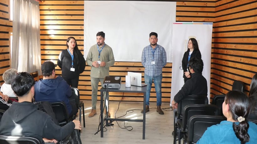 Realizan charla de prevención del consumo de alcohol y drogas para jóvenes en Castro