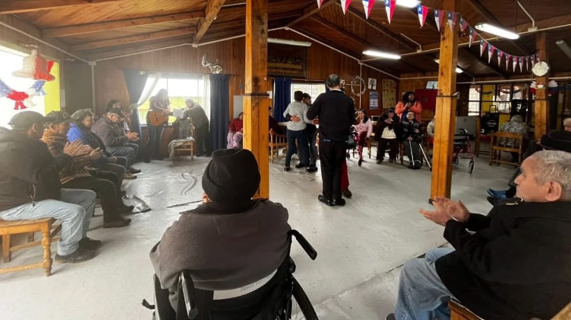 Jornada de bailes y cantos chilotes en condominio de viviendas tuteladas