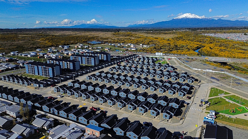 Entregaron 159 casas y 140 departamentos a familias de Alerce