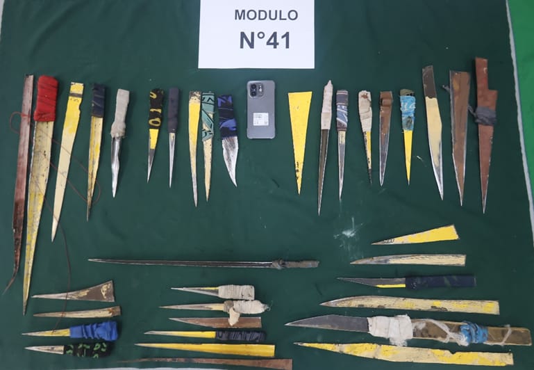 Incautan 83 armas blancas en nuevo allanamiento en la cárcel de Valdivia