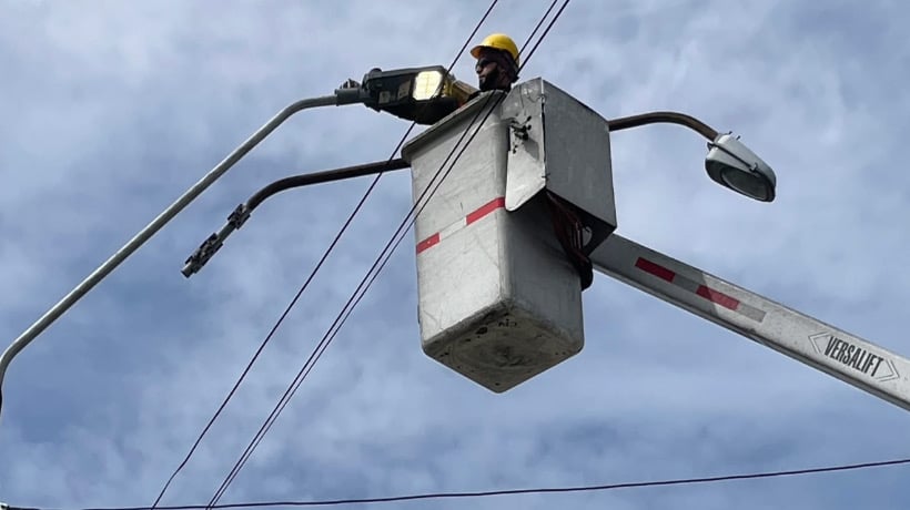 Municipalidad inició el recambio de más de 300 luminarias en población Cayenel y zonas aledañas