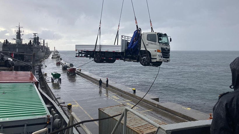 Rapa Nui celebra el arribo de los primeros camiones grúa que se integran a las faenas en la pesca artesanal