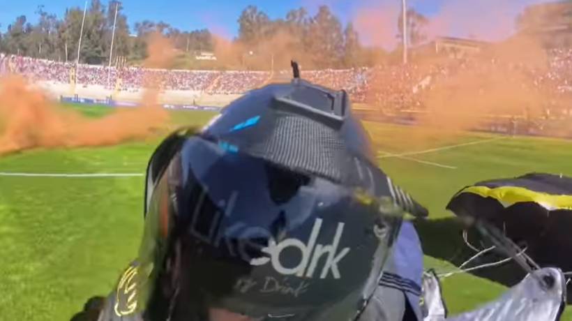 El increíble salto de paracaidista que aterrizó en Sausalito en la clasificación al mundial de Rugby