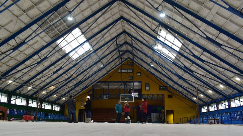 Avances en obras de mejoramiento del gimnasio fiscal de Achao