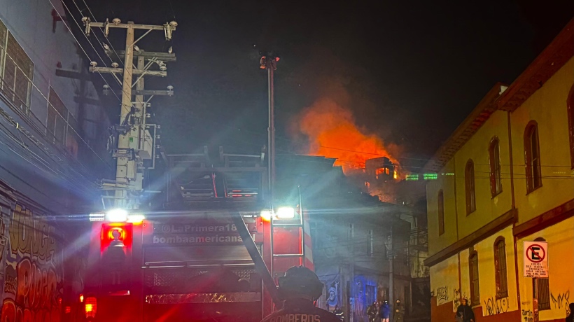 Incendio en cerro El Litre destruye tres casas en Valparaíso y provoca derrumbe parcial de vivienda
