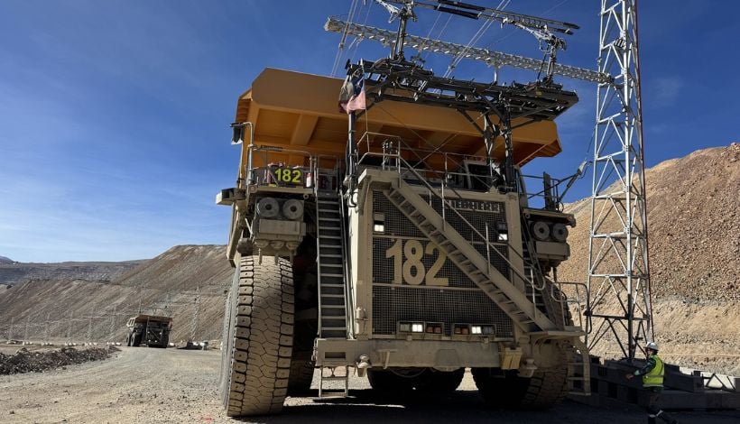 Collahuasi pone en operación pionero sistema eléctrico para camiones mineros en Chile