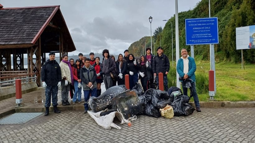 Autoridades de Chonchi junto a colegios y empresa privada realizaron limpieza de playa y borde costero