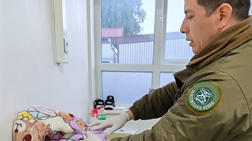 Indagan a hombre por intentar asfixiar a su hijo con una manta en el Hospital de Achao