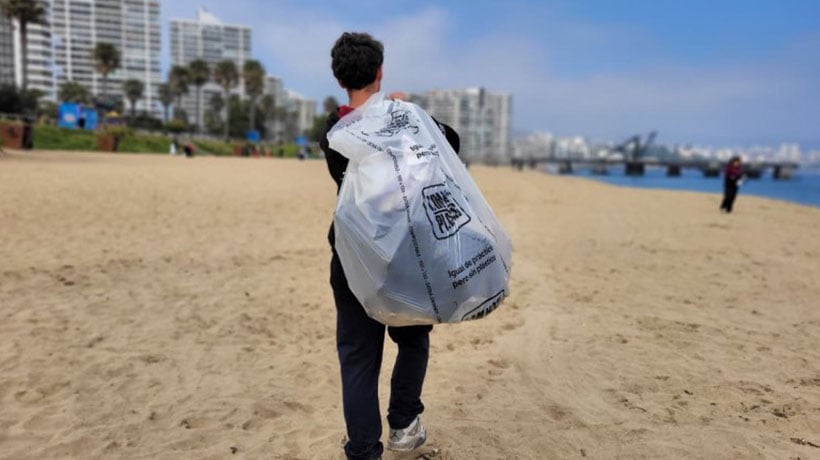 [FOTOS] Más de 80 kilos de desechos se retiraron durante limpieza de playa de Viña