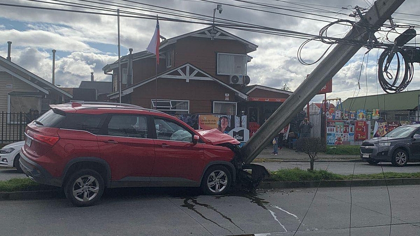 Nuevo choque a poste en sector Puerta Sur de Puerto Montt dejó a tres lesionados