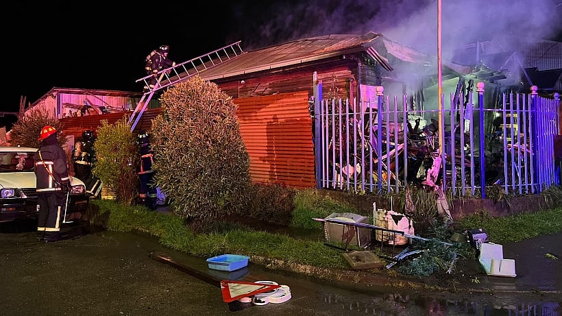 Adulto mayor sufre quemaduras graves en incendio en Castro