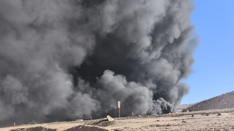 Incendio en patio de residuos de minera Lomas Bayas continúa confinado y sin riesgo para faenas