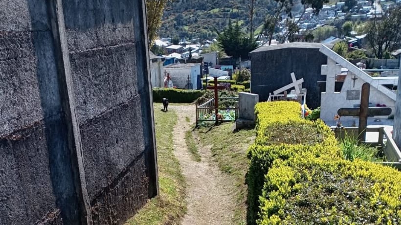 Avanza limpieza y mantención de áreas verdes en el Cementerio Municipal de Ancud