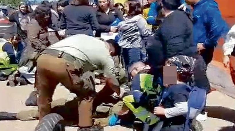 Motociclista de Carabineros colisionó con automóvil en maniobra de retroceso