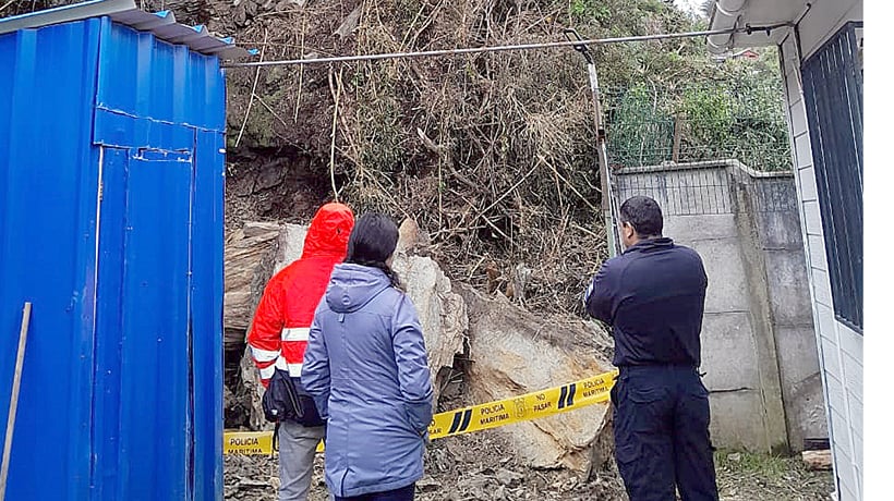 San Juan de la Costa: derrumbe de cerro afecta a sitio de la Armada en Bahía Mansa