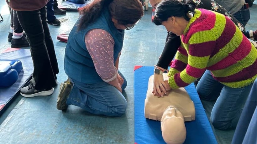 Vecinos de Curaco de Vélez se capacitan en RCP para afrontar emergencias