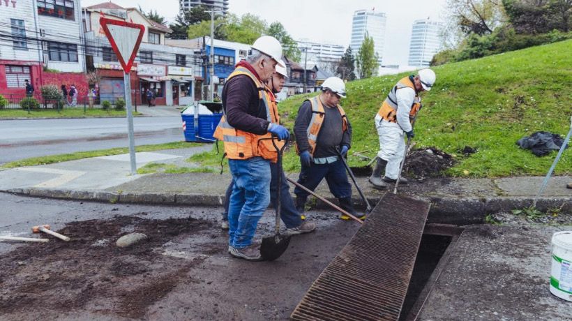 Efectúan limpieza de sumideros en avenida Egaña busca prevenir inundaciones
