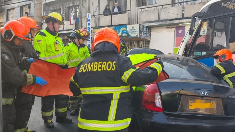 Choque entre taxibús y colectivo menor deja dos lesionados en Antofagasta