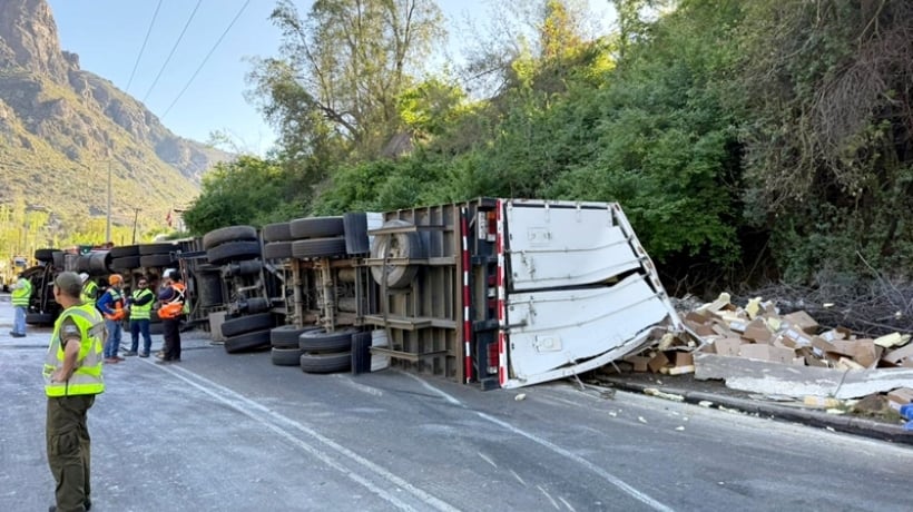 Camión de 80 toneladas volcó en Ruta 60CH y deja tres personas lesionadas Camión de 80 toneladas volcó en Ruta 60CH y deja tres personas lesionadas