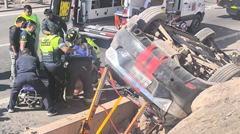 Tres lesionados dejó volcamiento de vehículo en la Ruta A- 16 en Alto Hospicio