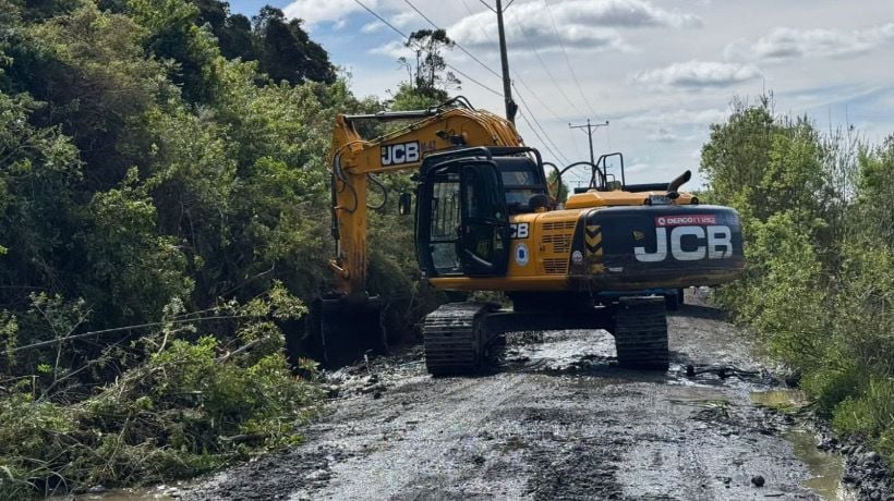 Mejoran caminos en Chinquihue Central – Los Álamos tras cuatro años de espera