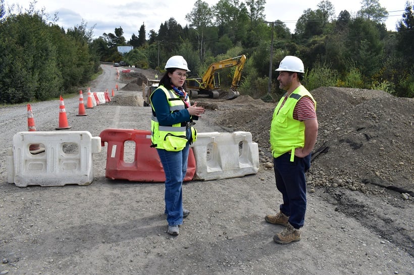 Valdivia: MOP implementó cortes de tránsito en Ruta Cabo Blanco-Las Marías para corregir descenso del camino