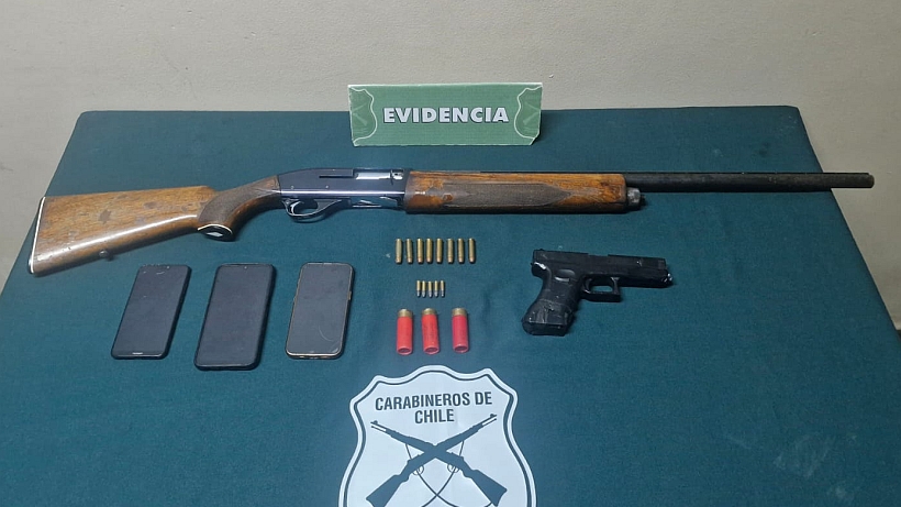 Policías controlaron un auto por falta de luces en Rahue y hallaron armas en el portamaletas Policías controlaron un auto por falta de luces en Rahue y hallaron armas en el portamaletas