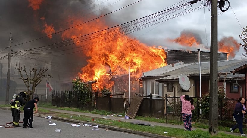 Incendio dejó a ocho damnificados en la villa Entre Lagos de Puyehue