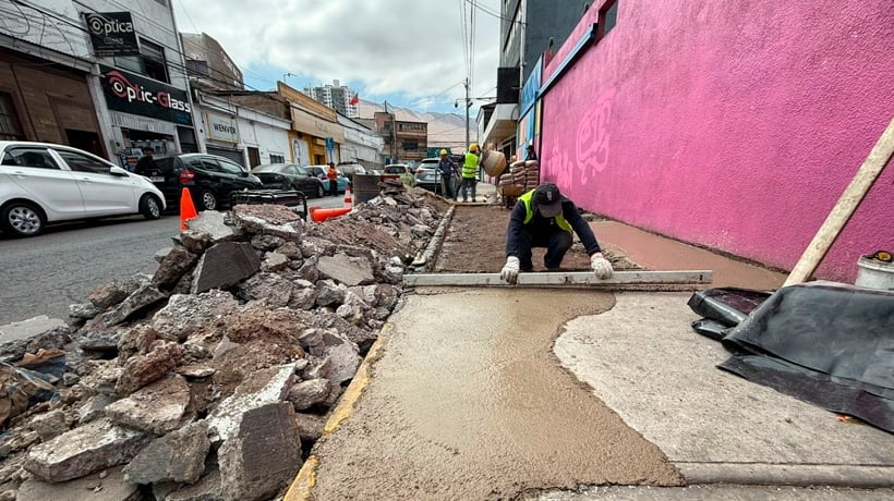 Realizan mantención de calles y veredas en el centro de Iquique