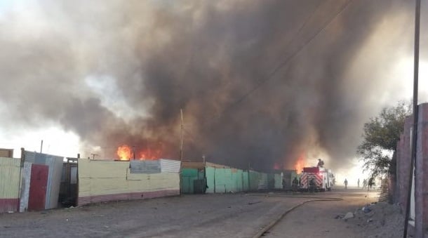 A lo menos 8 viviendas de material ligero destruidas por incendio en toma en Quebrada Quetena de Calama